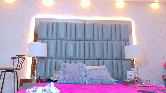 AlanaHouston online show from April 18, 2026, 4:49 am