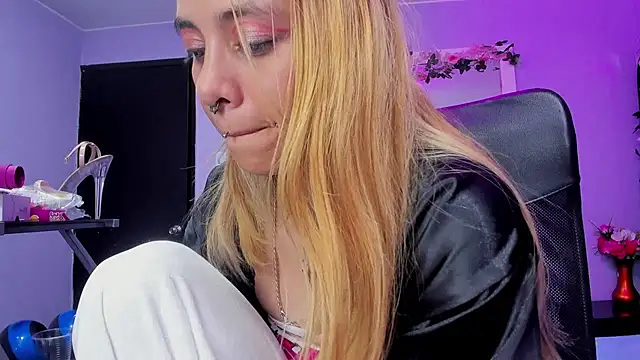 Snapshot of Dakota_Angell_ chatting on February 8, 2026, 3:37 pm Dakota Angell online show from February 8, 2026, 3:37 pm