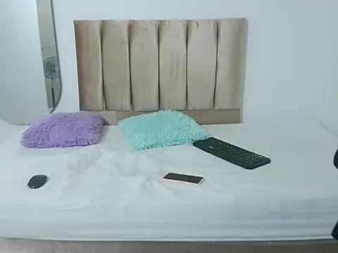 Snapshot of Yizz_laan chatting on February 23, 2026, 11:57 pm Yizz laan online show from February 23, 2026, 11:57 pm