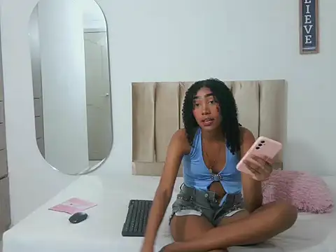 Snapshot of Yizz_laan chatting on February 28, 2026, 3:51 am Yizz laan online show from February 28, 2026, 3:51 am