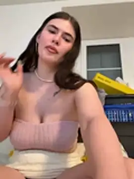 Snapshot of Evie-Moore chatting on February 4, 2026, 5:19 pm Evie-Moore online show from February 4, 2026, 5:19 pm