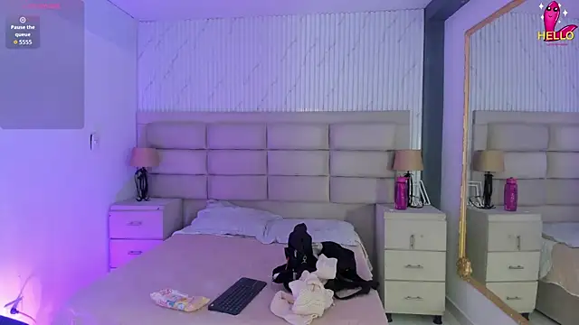 CarolineFyre online show from April 12, 2026, 12:43 pm