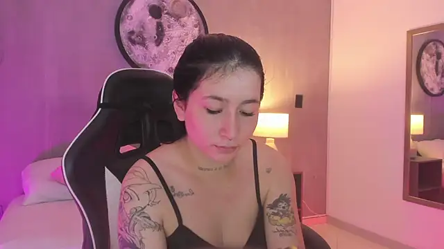 charlottee27  online show from June 10, 2026, 2:01 am