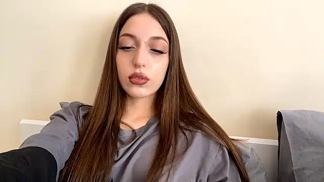 Snapshot of CutieWorm chatting on February 5, 2026, 11:15 am CutieWorm online show from February 5, 2026, 11:15 am