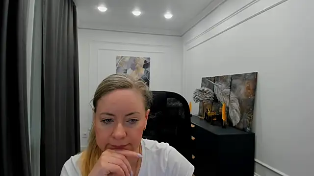 CharlotteKerti online show from May 18, 2026, 11:49 am