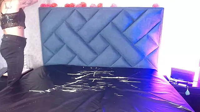 Lia tomson online show from February 21, 2026, 7:04 pm