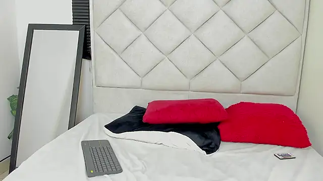 Layla Charlotte online show from February 3, 2026, 2:53 am