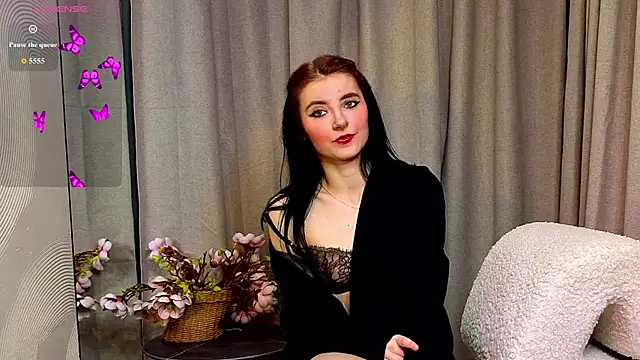 Snapshot of NicoleLuxe chatting on February 24, 2026, 5:33 pm NicoleLuxe online show from February 24, 2026, 5:33 pm