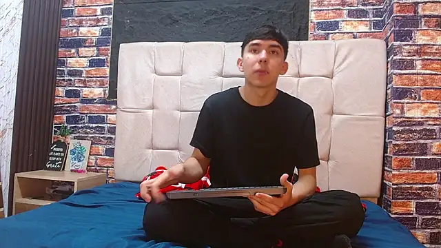 massimoferrera303av online show from February 19, 2026, 6:48 pm