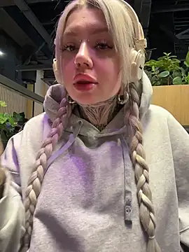 Snapshot of Chiibi chatting on February 17, 2026, 10:01 am Chiibi online show from February 17, 2026, 10:01 am