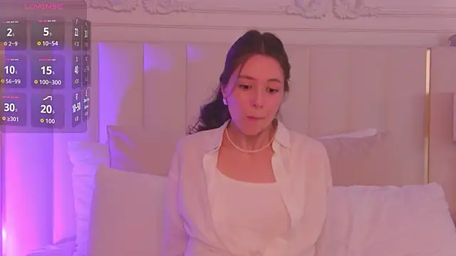 AlisseMoore online show from April 7, 2026, 6:47 am