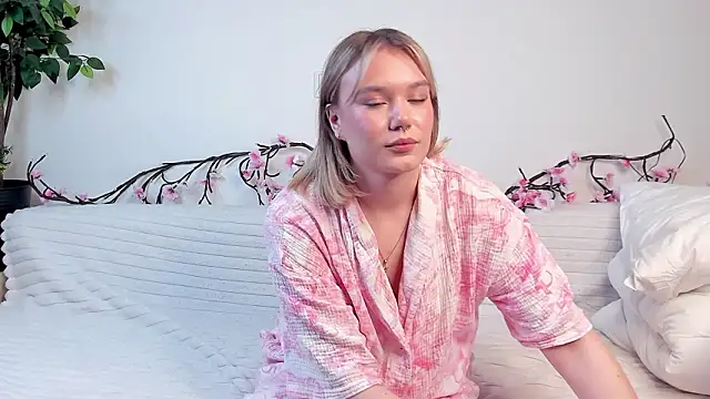 JonnaWalby online show from February 12, 2026, 4:24 pm