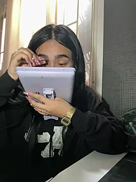 Sara Fernandez  online show from February 20, 2026, 1:55 pm