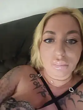 MiaMooly online show from June 4, 2026, 7:42 pm
