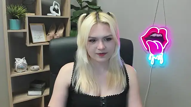 SweetLilyxo online show from April 9, 2026, 1:27 pm