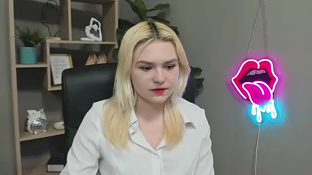 SweetLilyxo online show from April 13, 2026, 6:19 am