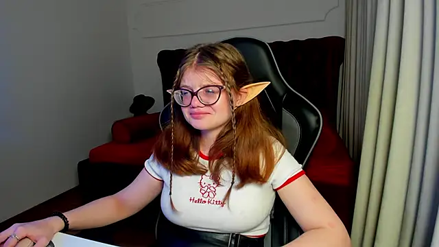 ChloeHalses online show from April 15, 2026, 5:14 am