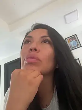 Emma Sanz   online show from April 10, 2026, 4:01 pm