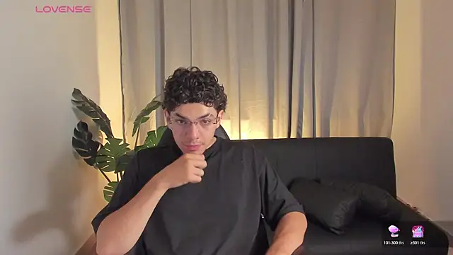 Snapshot of Axel_Creed chatting on February 21, 2026, 4:02 am Axel Creed online show from February 21, 2026, 4:02 am