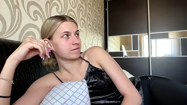 JeneeEady online show from June 4, 2026, 6:08 am