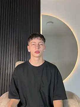 ARON LUXX online show from February 19, 2026, 3:02 am