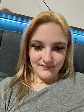 ViviLuu online show from April 27, 2026, 10:08 pm