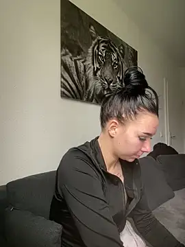 zoeelovee online show from February 20, 2026, 10:38 am