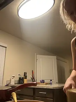 Marilynxo online show from February 16, 2026, 6:31 am