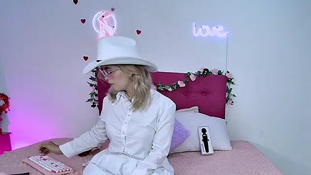 Sharlott 3 online show from June 4, 2026, 1:28 pm