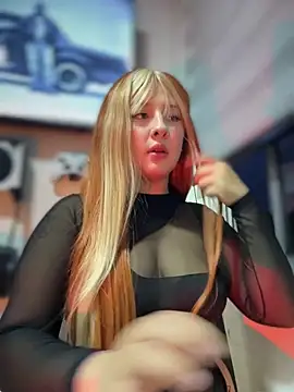 Snapshot of CharlotteUwU_ chatting on February 9, 2026, 11:31 pm CharlotteUwU online show from February 9, 2026, 11:31 pm