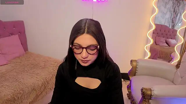 MAHYRA TAY online show from March 4, 2026, 7:09 pm