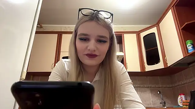 MiaBerlateen online show from February 6, 2026, 2:20 pm