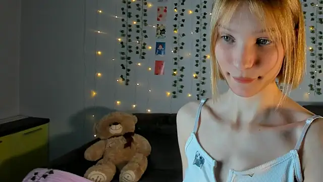 Snapshot of Kiracute18 chatting on February 22, 2026, 9:35 pm Kiracute18 online show from February 22, 2026, 9:35 pm