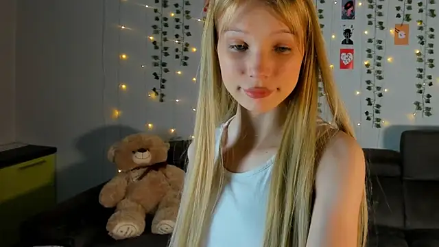 Snapshot of Kiracute18 chatting on March 14, 2026, 5:18 pm Kiracute18 online show from March 14, 2026, 5:18 pm