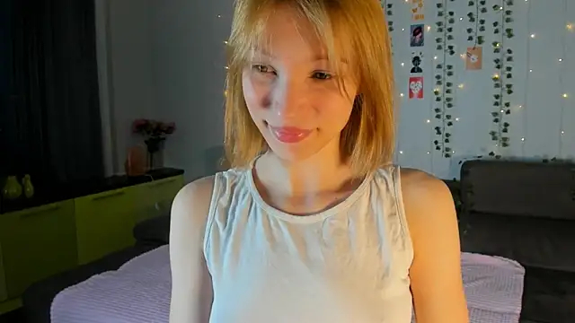 Kiracute18 online show from May 13, 2026, 4:15 pm