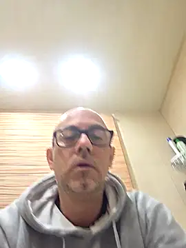 pareja47 online show from February 21, 2026, 6:42 pm