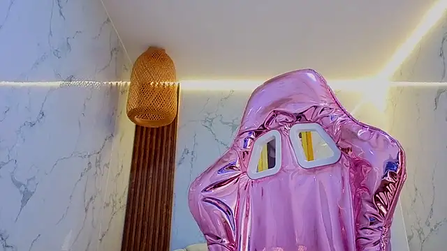 Amelia Cooper s online show from April 18, 2026, 8:20 pm