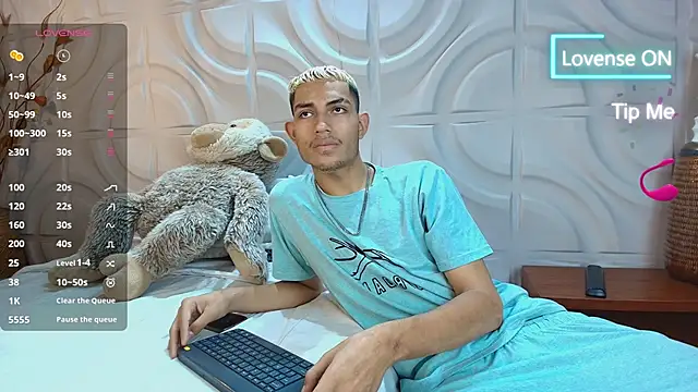 ItsZairen online show from April 12, 2026, 4:39 am