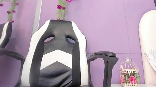 luna bradley  online show from February 24, 2026, 12:25 pm