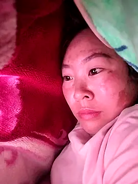 Snapshot of Yiyoongg chatting on February 9, 2026, 9:19 pm Yiyoongg online show from February 9, 2026, 9:19 pm