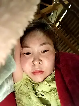 Snapshot of Yiyoongg chatting on February 19, 2026, 2:29 am Yiyoongg online show from February 19, 2026, 2:29 am