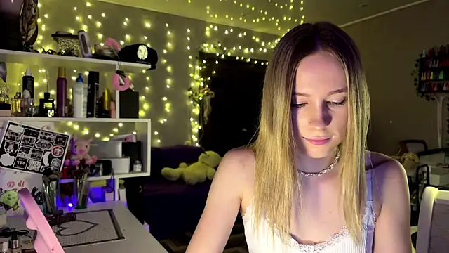 Snapshot of amily_sunray chatting on February 22, 2026, 3:43 pm amily sunray online show from February 22, 2026, 3:43 pm