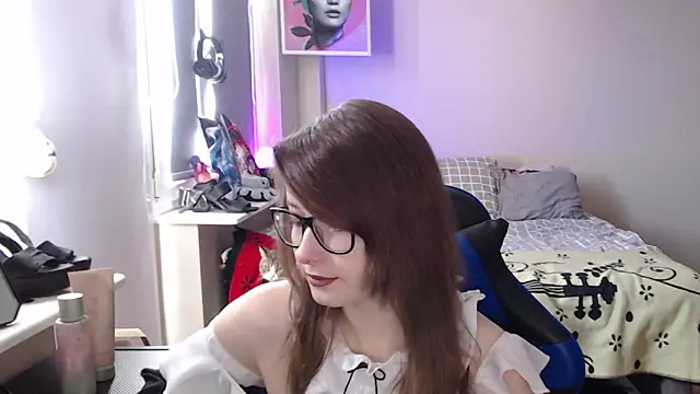 LunaXcherry online show from April 5, 2026, 8:33 am