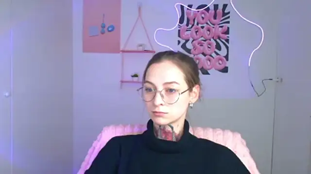 Snapshot of Esmi_Winter chatting on February 25, 2026, 6:12 am Esmi Winter online show from February 25, 2026, 6:12 am