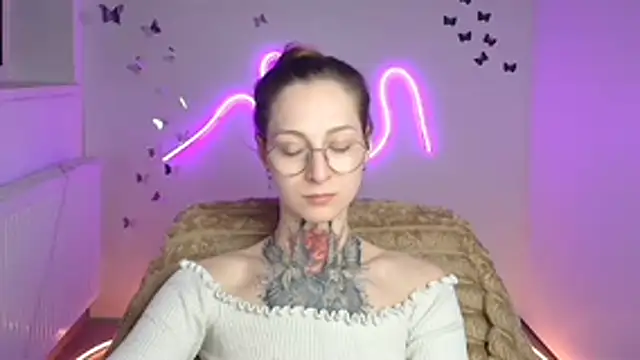 Esmi Winter online show from April 18, 2026, 11:25 am