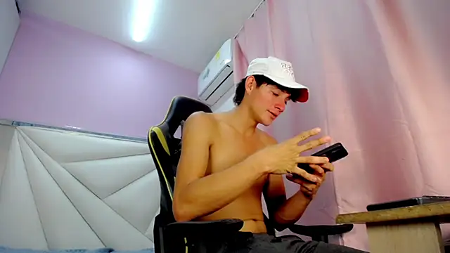 Snapshot of Dylan_awa chatting on February 13, 2026, 4:08 am Dylan awa online show from February 13, 2026, 4:08 am