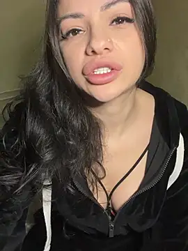 Snapshot of Layana_Ro chatting on February 10, 2026, 8:35 pm Layana Ro online show from February 10, 2026, 8:35 pm