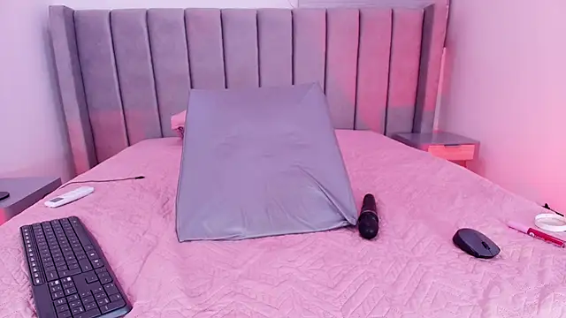 freyhasmith  online show from March 17, 2026, 2:49 am