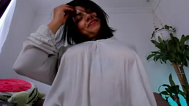sara-jules online show from May 7, 2026, 3:28 pm