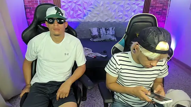 Snapshot of Top_and_bottom chatting on February 11, 2026, 1:05 pm Top and bottom online show from February 11, 2026, 1:05 pm